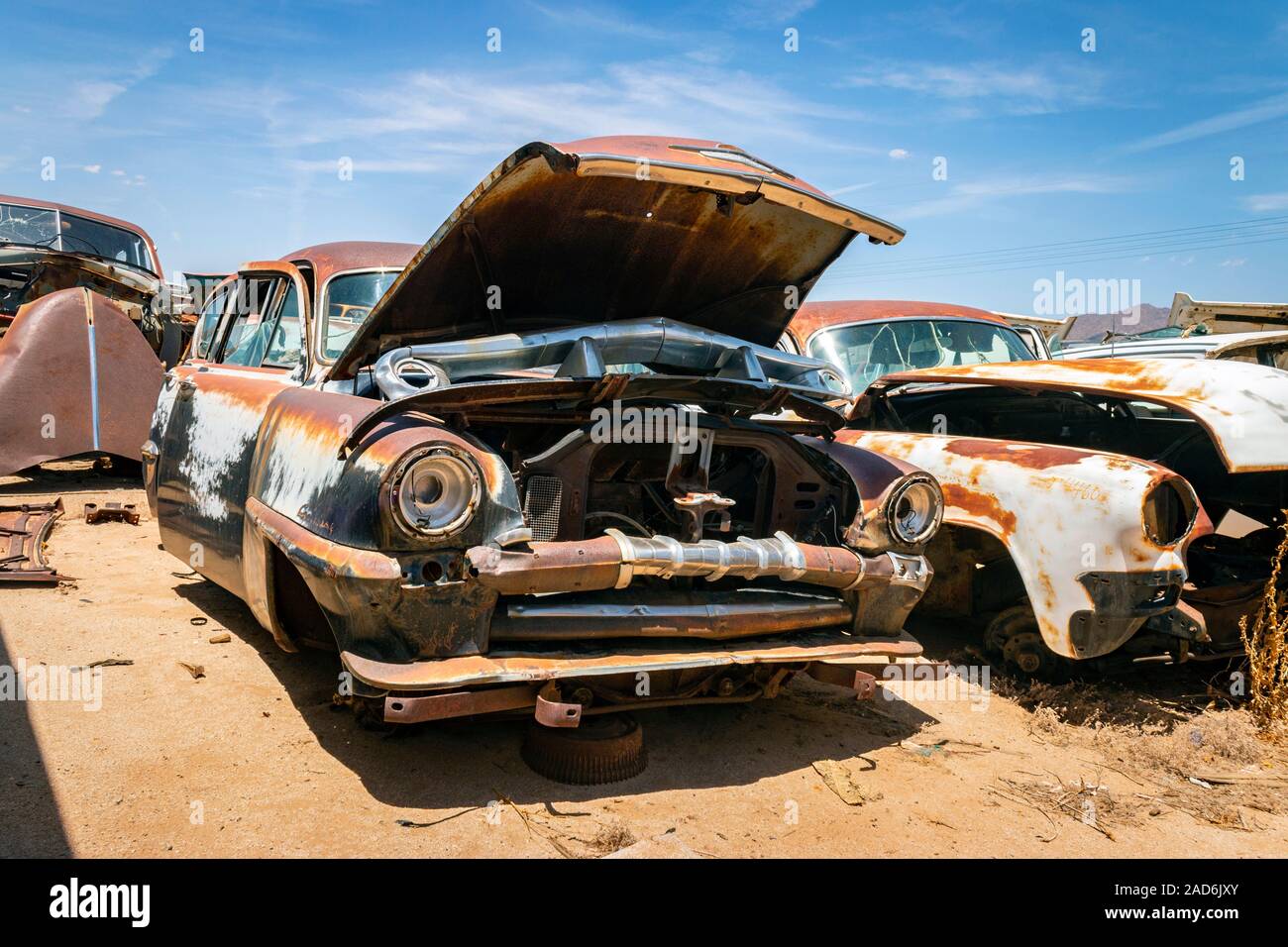 Rusty de vieilles voitures et camions dans un parc à ferrailles dans le désert de Phoenix Arizona USA Banque D'Images