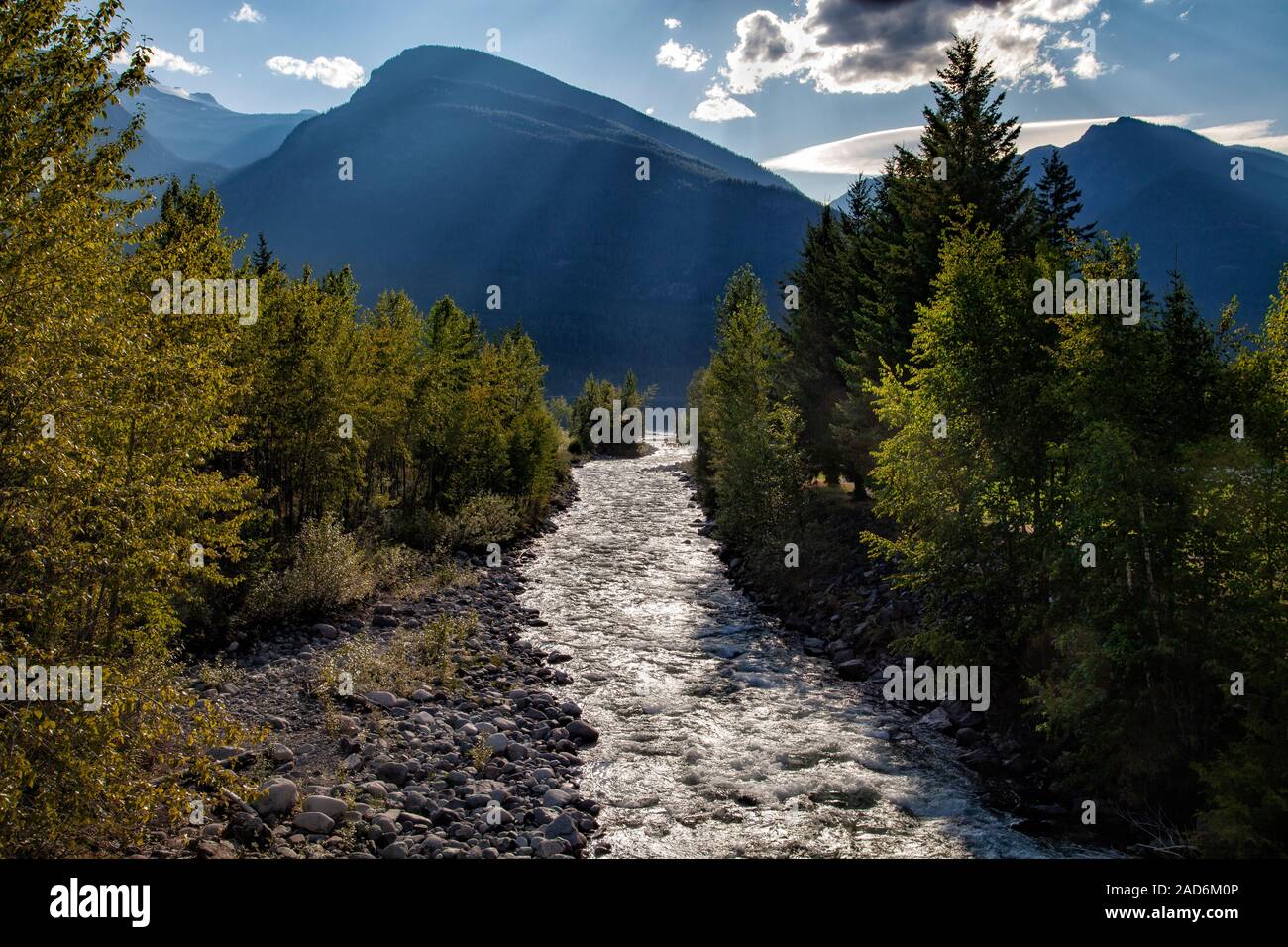 Carpenter Creek qui se jette dans le lac Slocan, New Denver, Slocan Valley, West Kootenay, Colombie-Britannique, Canada Banque D'Images