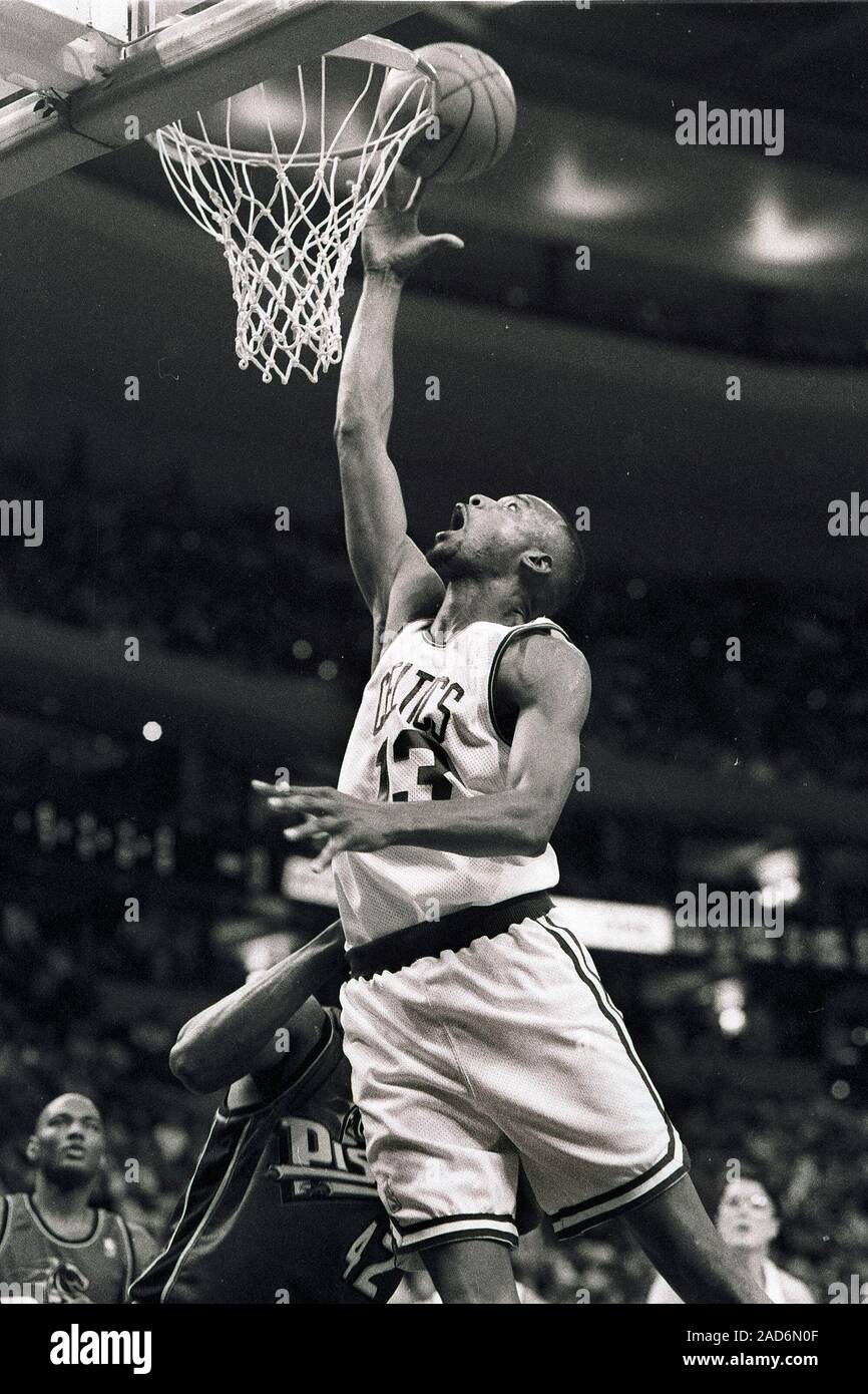 Boston Celtics # 13 Todd jour des dizaines de jeu de basket-ball action contre les Detroit Pistons au Fleet Center de Boston MA USA nov 11, 1996 Photo de bill belknap Banque D'Images