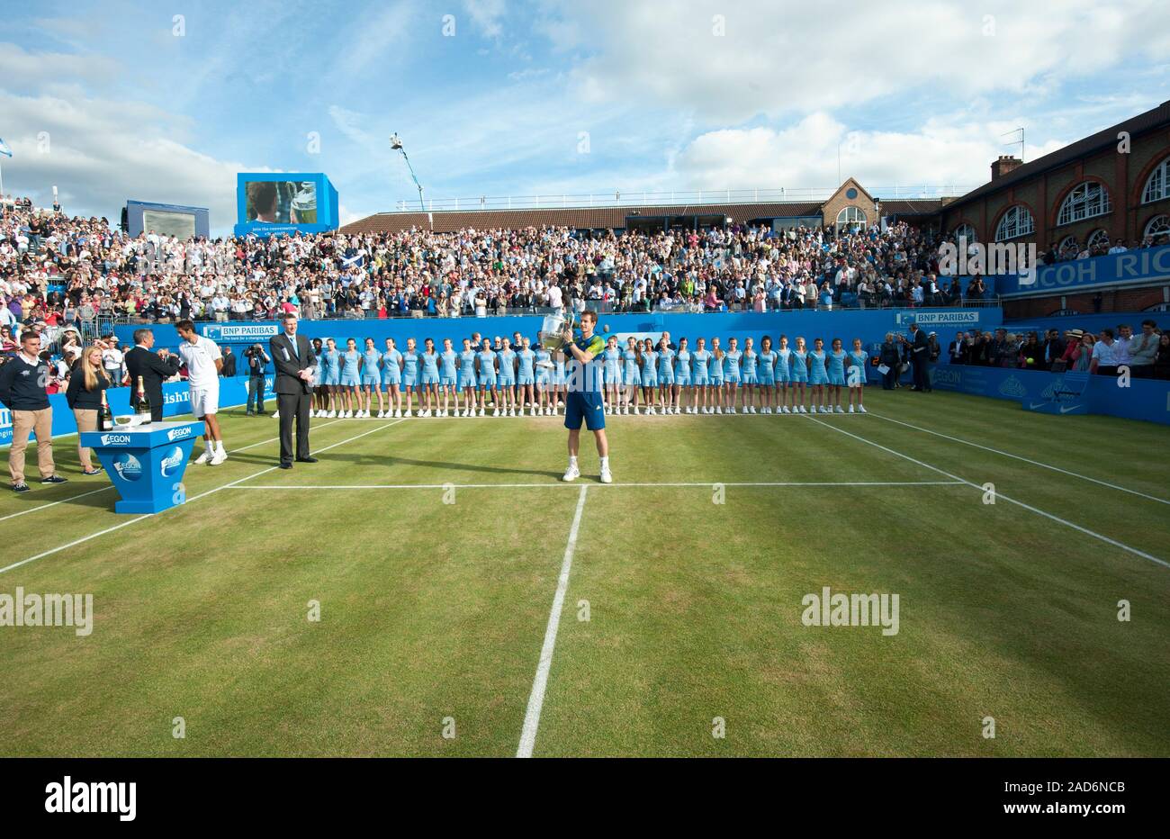 Joueur de tennis britannique Andrew Murray remportant le championnat Aegon à Queens tennis club pour la troisième fois, provenant de l'arrière pour battre Marin Cilic en finale. Banque D'Images