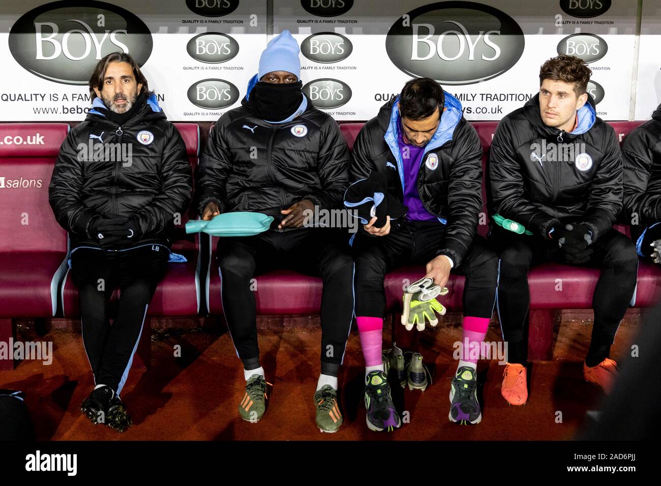 Burnley, Royaume-Uni. 06Th Dec, 2019. Le banc de Manchester City se tenir au chaud à l'aide de bouteilles d'eau chaude avant le premier match de championnat entre Burnley et Manchester City à Turf Moor, le 3 décembre 2019 à Burnley, en Angleterre. (Photo de Daniel Chesterton/phcimages.com) : PHC Crédit Images/Alamy Live News Banque D'Images