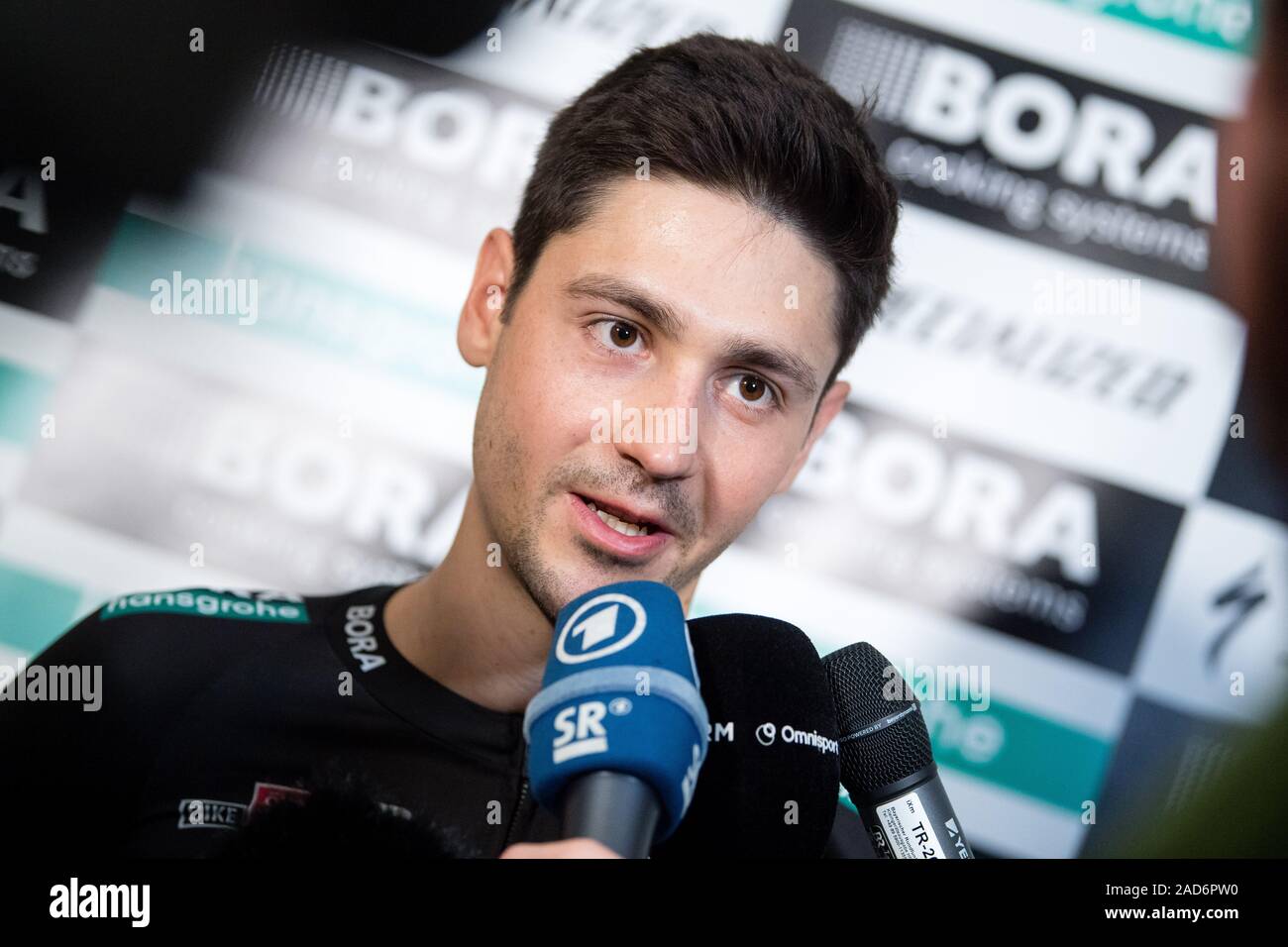 Kolbermoor, Allemagne. 06Th Dec, 2019. Emanuel Buchmann, membre de l'équipe de course allemand Bora-hansgrohe, répond aux questions des journalistes lors d'une entrevue au cours de la présentation de l'équipe de cyclisme pour l'année 2020. Credit : Matthias Balk/dpa/Alamy Live News Banque D'Images