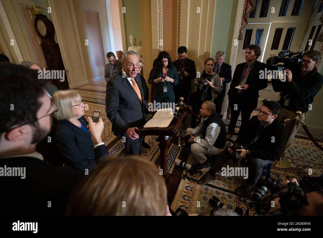 Washington DC, USA. 06Th Dec, 2019. Le leader de l'opposition au Sénat Charles Schumer, D-NY, parle aux médias après l'hebdomadaire, les déjeuners du Sénat sur la colline du Capitole à Washington, DC, le 3 décembre 2019. Photo par Kevin Dietsch/UPI UPI : Crédit/Alamy Live News Banque D'Images
