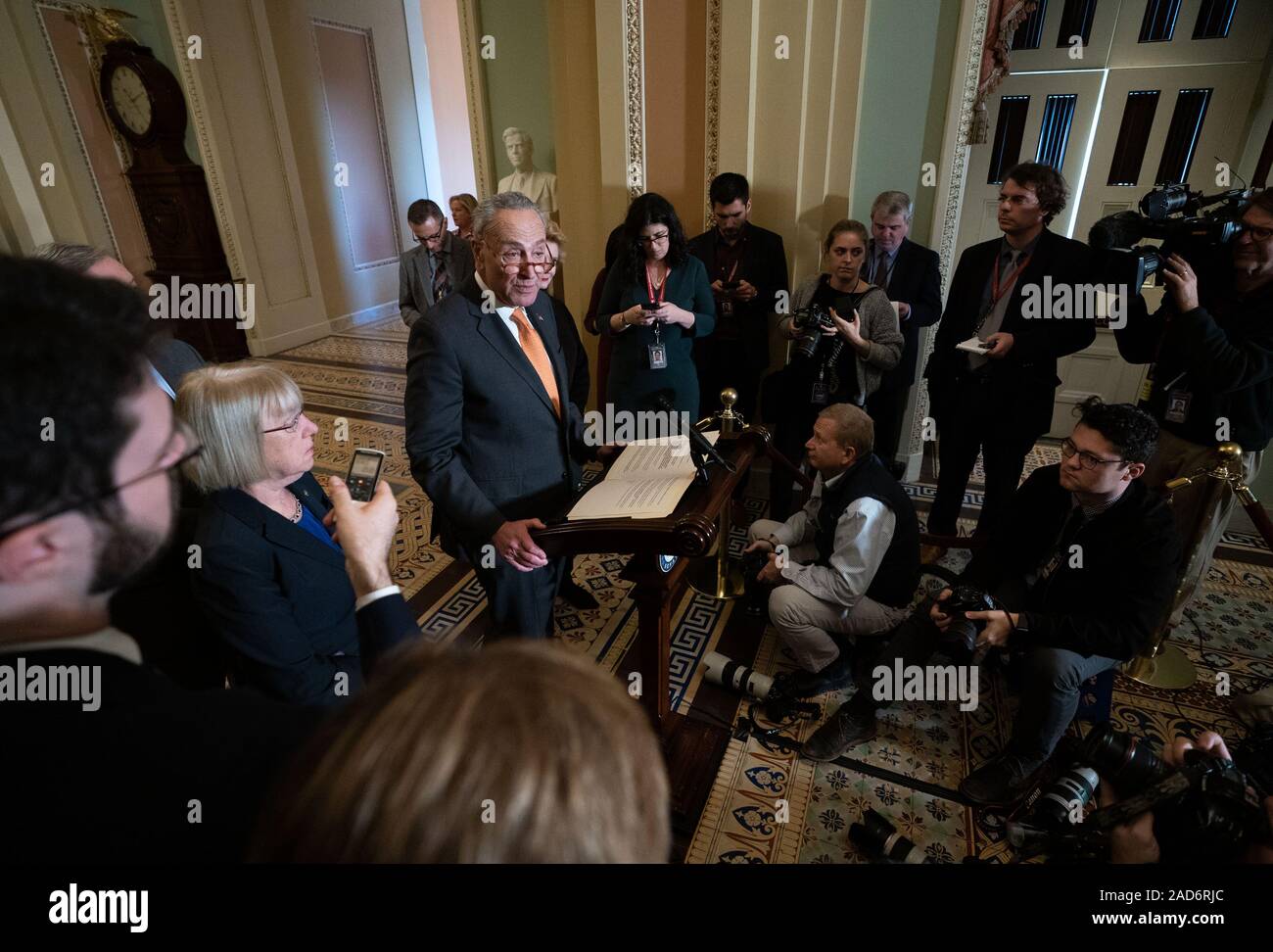 Washington DC, USA. 06Th Dec, 2019. Le leader de l'opposition au Sénat Charles Schumer, D-NY, parle aux médias après l'hebdomadaire, les déjeuners du Sénat sur la colline du Capitole à Washington, DC, le 3 décembre 2019. Photo par Kevin Dietsch/UPI UPI : Crédit/Alamy Live News Banque D'Images