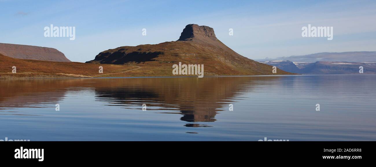 Hestfjoerdur, fjord dans le nord de l'Islande. En raison de la montagne dans la mer. Calme jour de fin d'été. Banque D'Images