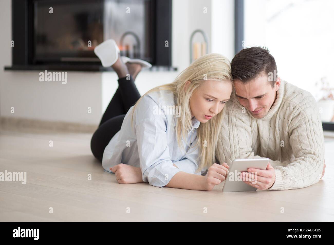 Jeune couple sur froide journée d'hiver Banque D'Images
