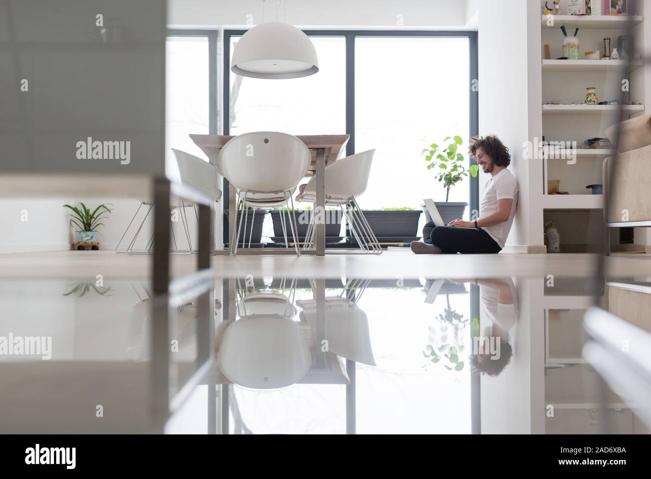 L'homme jouissant de vie relaxant Banque D'Images