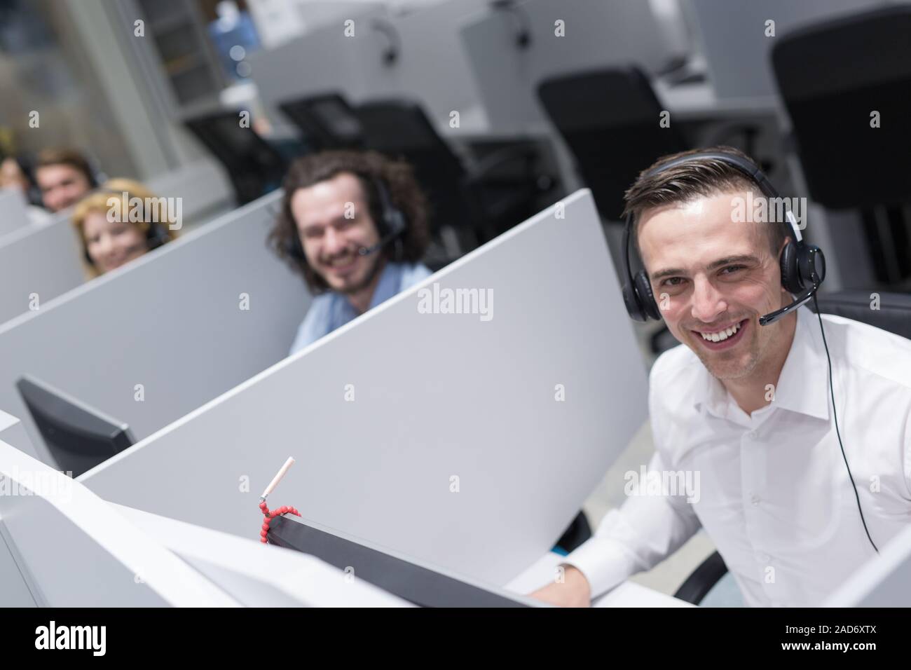 Centre d'appel de sexe masculin fait son travail de l'opérateur Banque D'Images