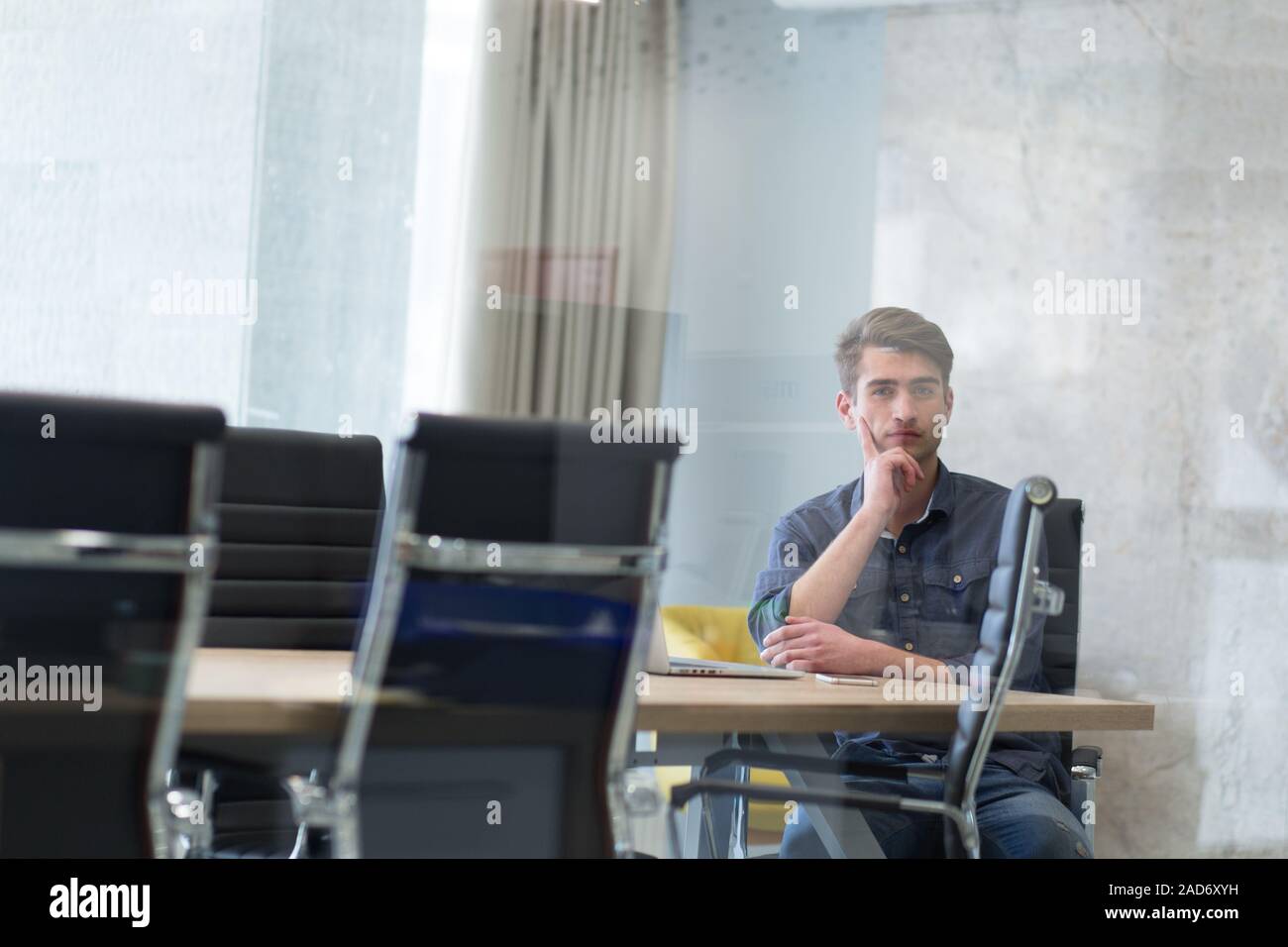 Young casual Businessman using smartphone Banque D'Images