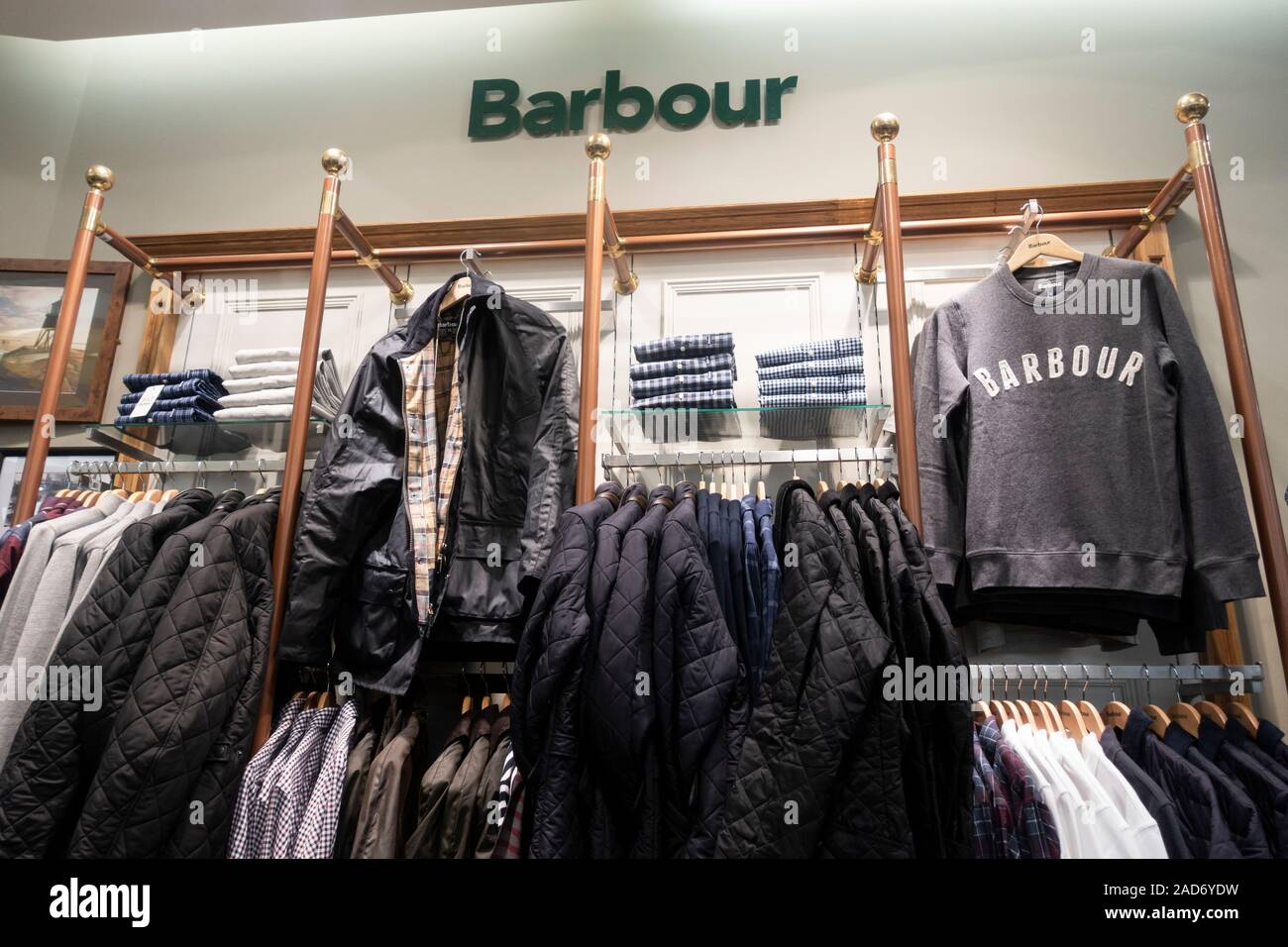 Vêtements Barbour affichage en magasin. UK Photo Stock - Alamy