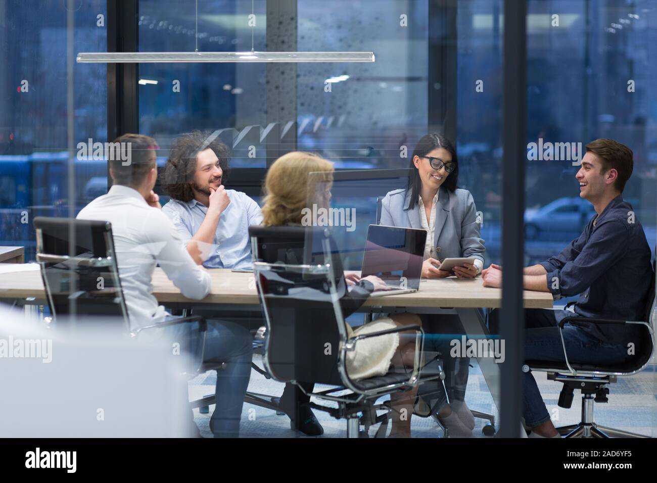 L'équipe de démarrage d'entreprise lors d'une réunion à l'immeuble de bureaux modernes Banque D'Images