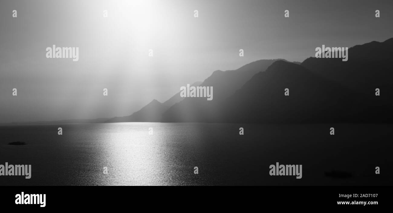 Silhouettes de montagne au lac de Garde, Italie Banque D'Images