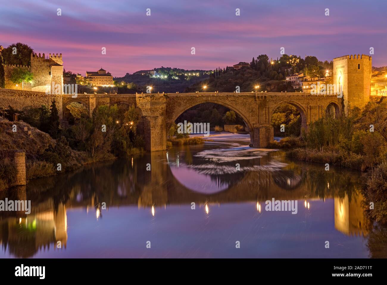 Le Puente de San Martin à Tolède, en Espagne, avant le lever du soleil Banque D'Images