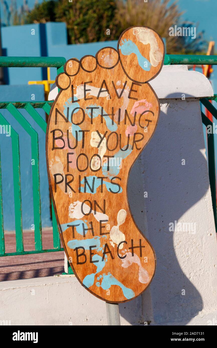 Découpe en bois d'un pied géant baring les mots 'Ne rien laisser mais vos empreintes de pieds sur la plage', dans Marsaskal, Malte. Banque D'Images