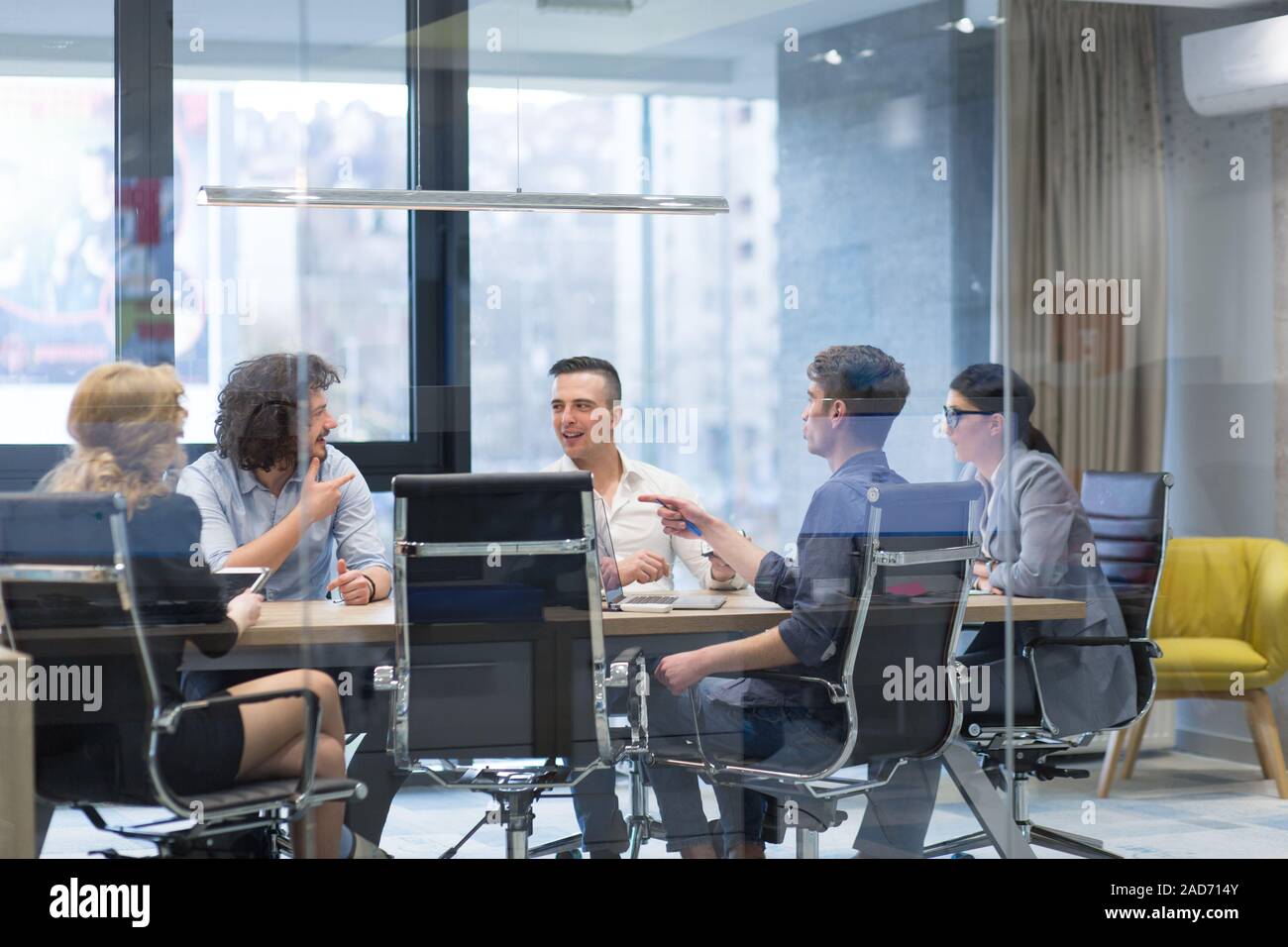 L'équipe de démarrage d'entreprise lors d'une réunion à l'immeuble de bureaux modernes Banque D'Images