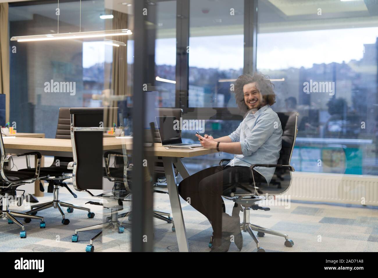 Young casual Businessman using smartphone Banque D'Images