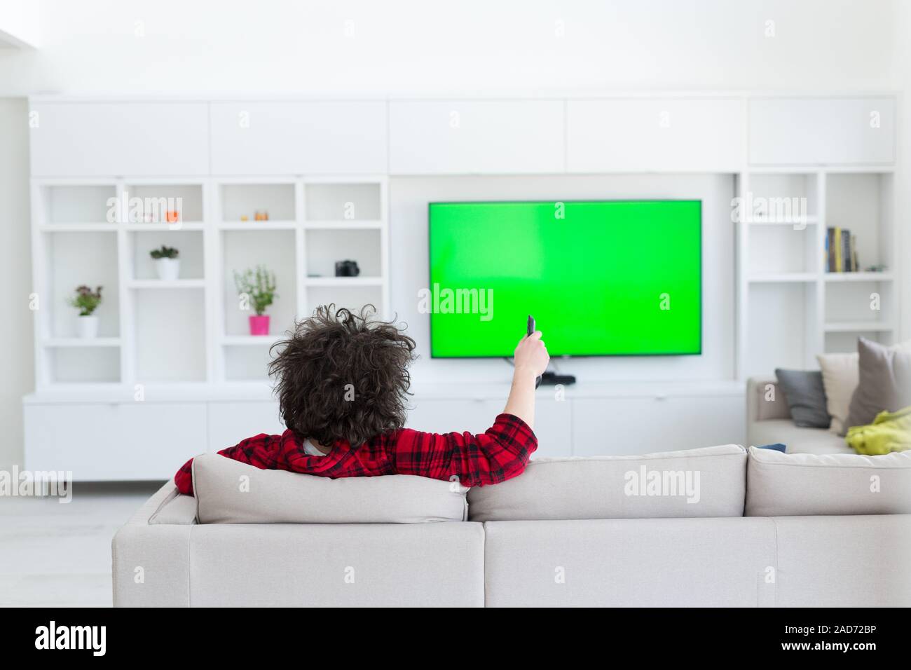 Jeune homme en peignoir bénéficiant de temps libre Banque D'Images