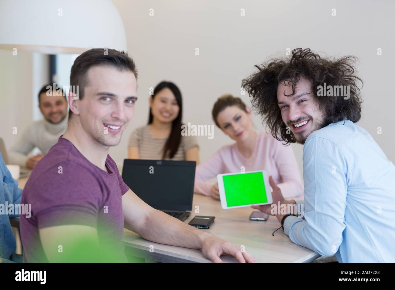 L'équipe de démarrage d'entreprise lors d'une réunion à l'immeuble de bureaux modernes Banque D'Images