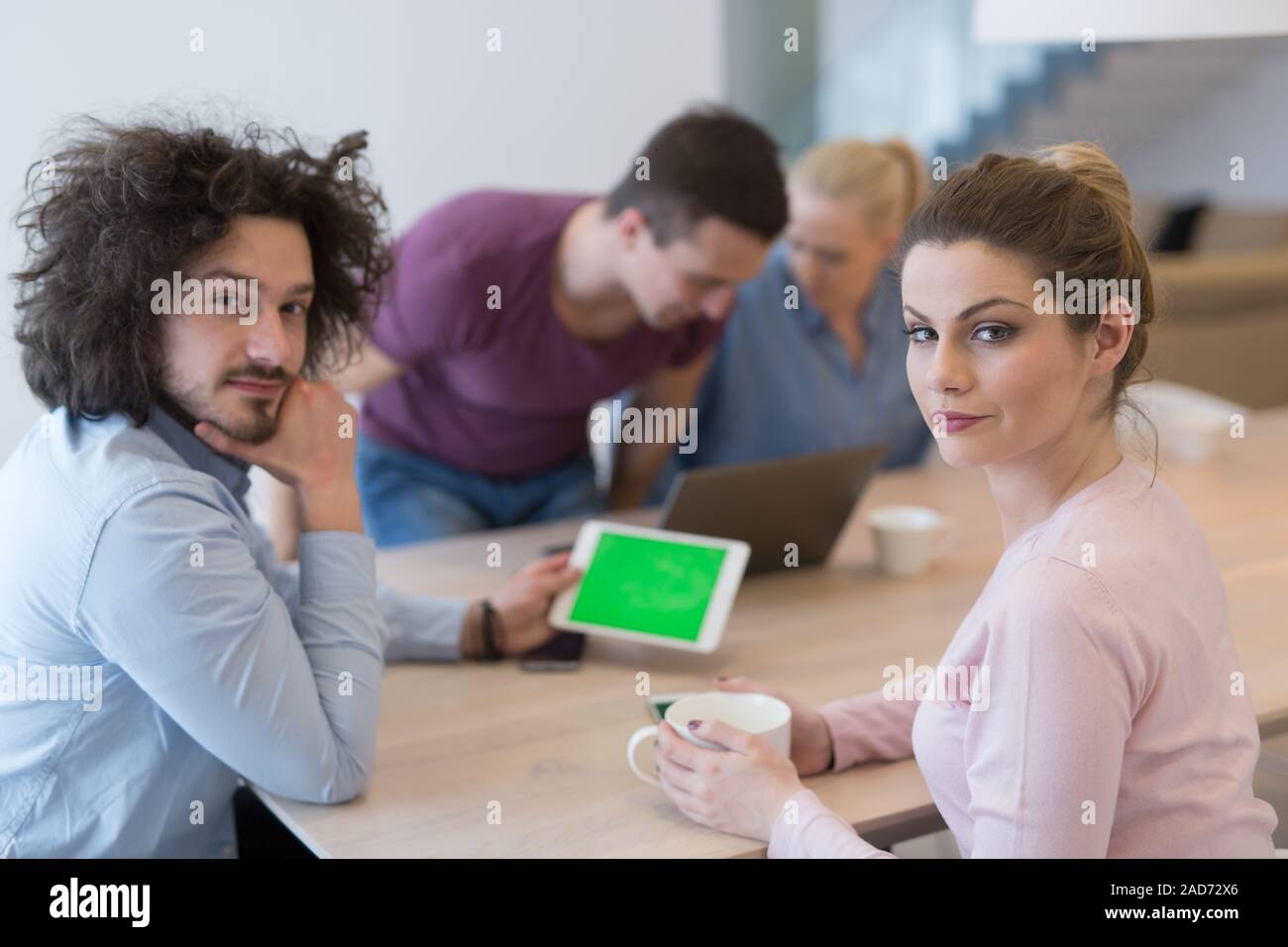 L'équipe de démarrage d'entreprise lors d'une réunion à l'immeuble de bureaux modernes Banque D'Images