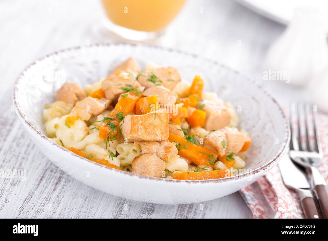 La viande de poulet braisé à la carotte en sauce et pâtes Banque D'Images