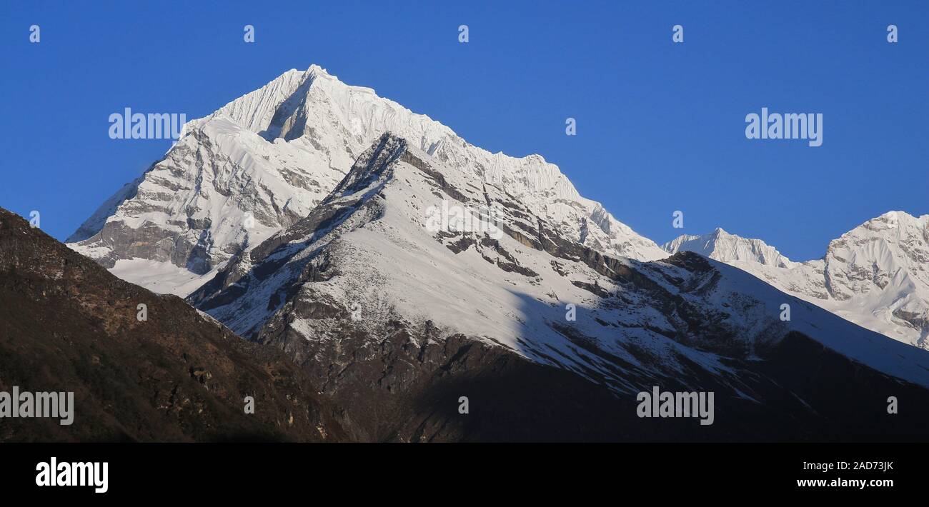 Sunder Peak et d'autres hautes montagnes vu depuis un endroit près de Namche Bazar, au Népal. Banque D'Images