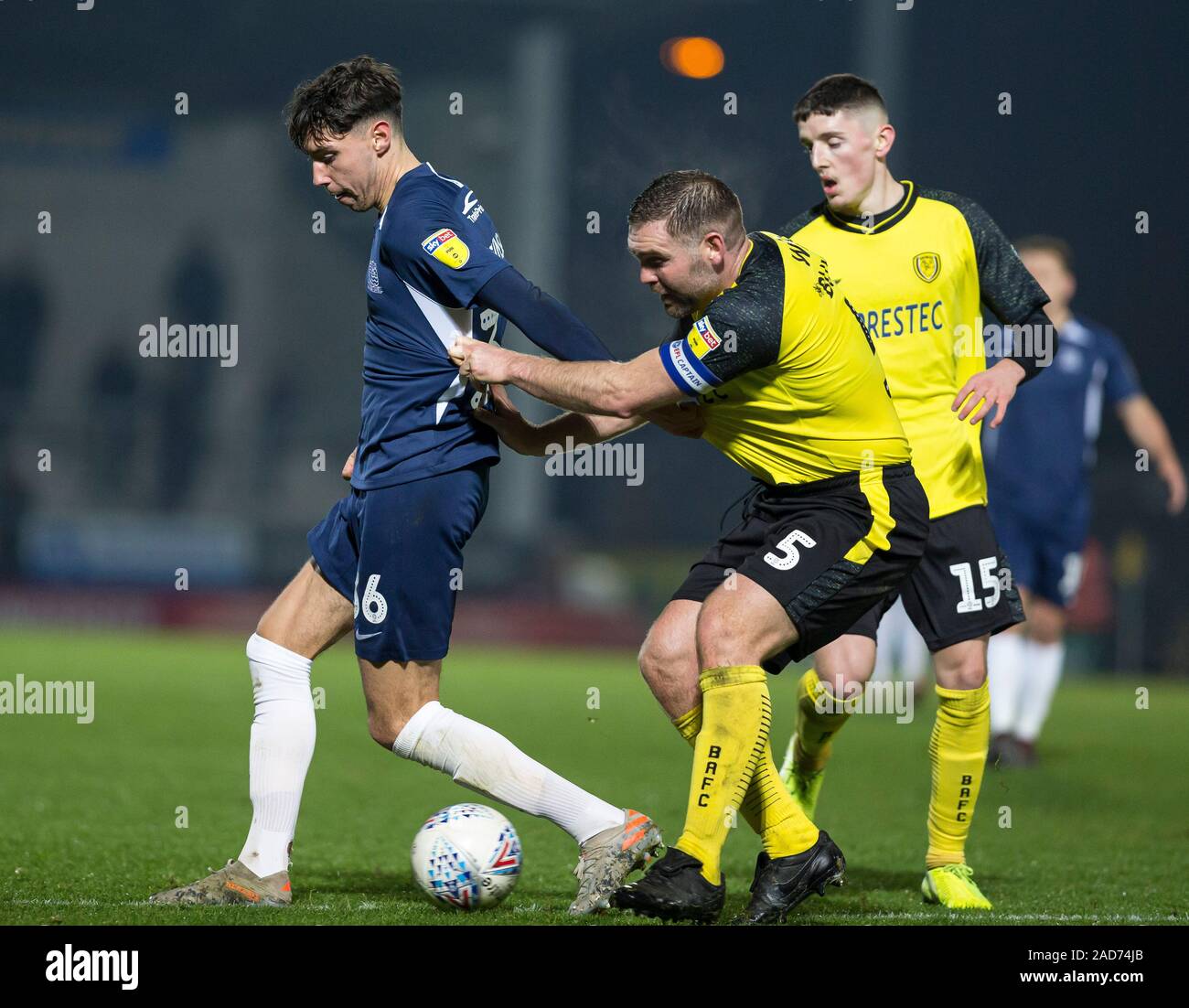 3 décembre 2019 ; stade de Pirelli, Burton upon Trent, Staffordshire, Angleterre ; Ligue anglaise un Foot, Burton Albion contre Southend United ; Jake Buxton de Burton Albion tire Isaac Hutchinson de Southend United - strictement usage éditorial uniquement. Pas d'utilisation non autorisée avec l'audio, vidéo, données, listes de luminaire, club ou la Ligue de logos ou services 'live'. En ligne De-match utilisation limitée à 120 images, aucune émulation. Aucune utilisation de pari, de jeux ou d'un club ou la ligue/dvd publications Banque D'Images