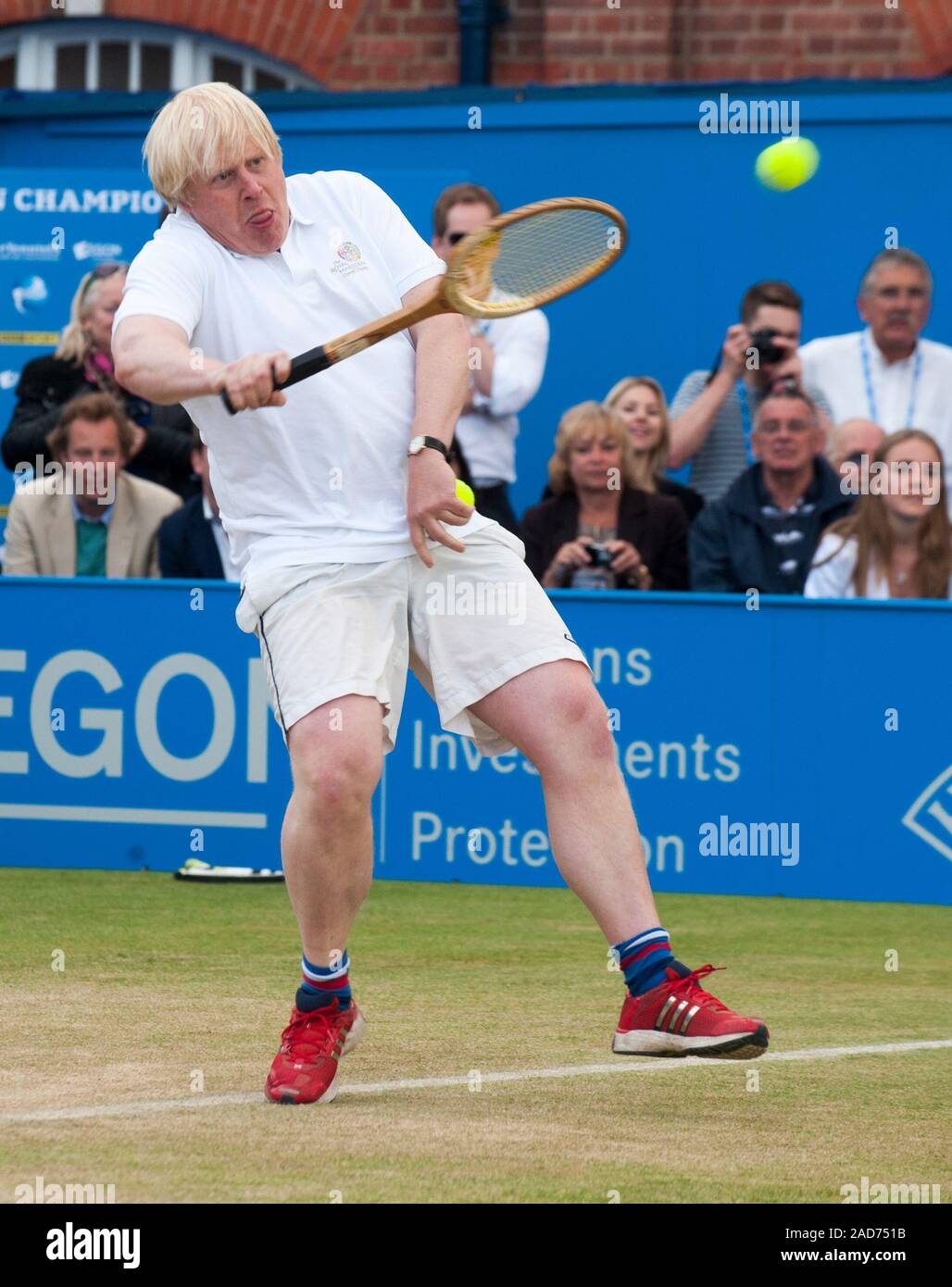 Boris Johnson apparaissant dans un tournoi de tennis de charité au Queen's club de tennis à Londres avec Andrew Murray, Michael MCINTYRE, Jimmy Carr, Jonathan Ross et Sir Richard Branson au nom de la Ross Hutchins et Royal Marsden Cancer en 2013. Banque D'Images