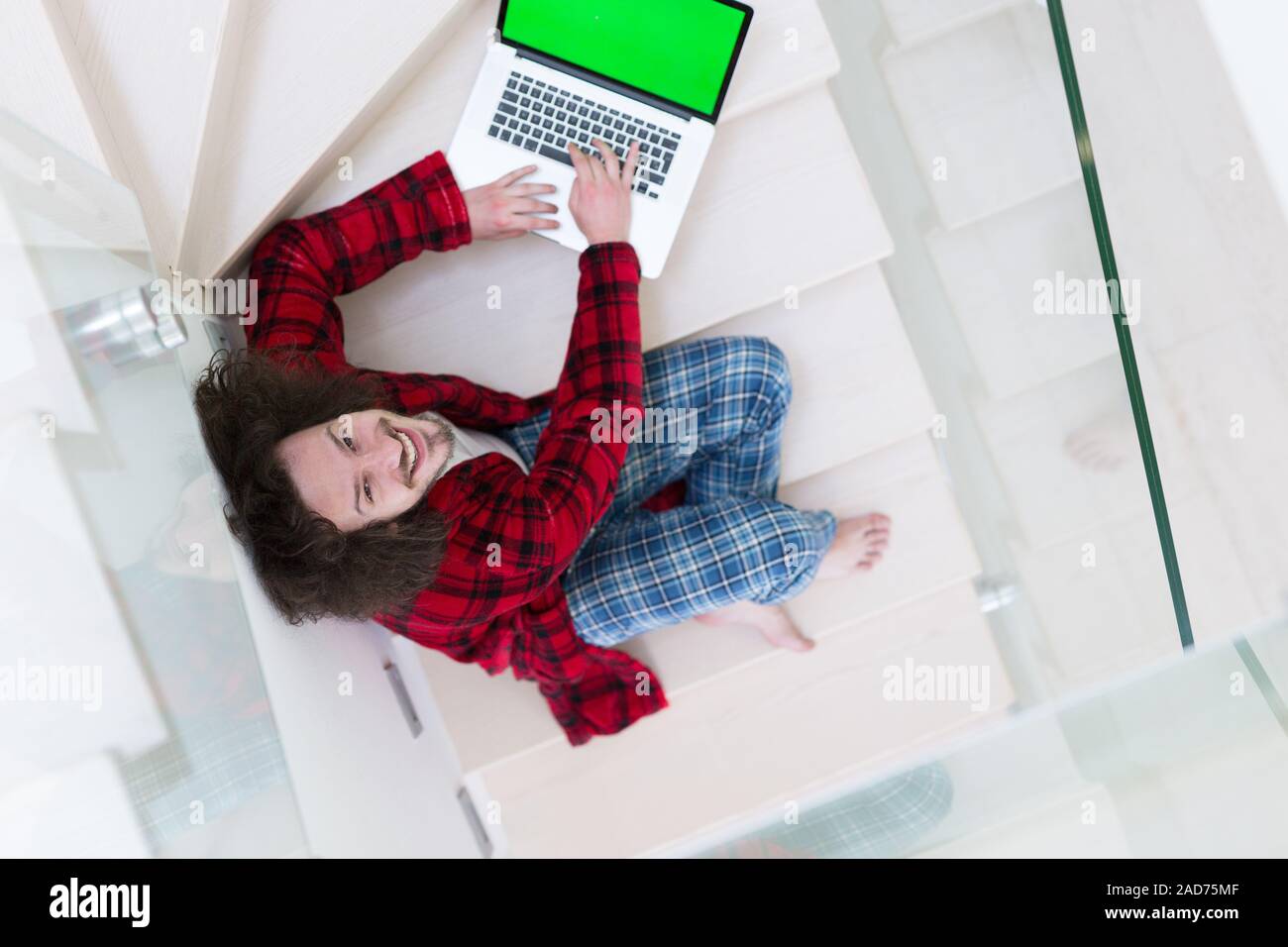 Freelancer en peignoir de travailler à domicile Banque D'Images