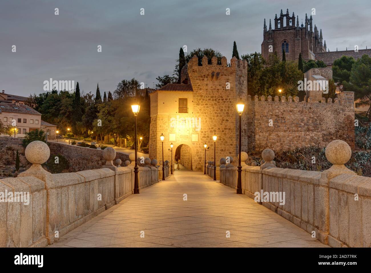 L'aube au pont San Martin à Tolède, Espagne Banque D'Images