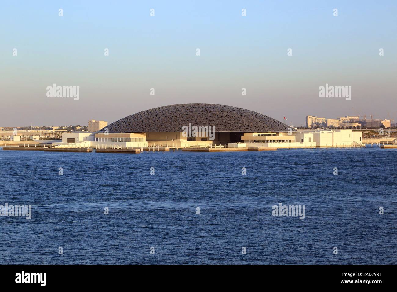 Louvre Abou Dhabi, musée d'art moderne avec toit en dôme dans le Golfe Persique Banque D'Images