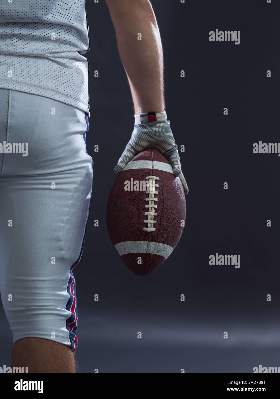 Joueur de football américain libre isolé sur gray Banque D'Images