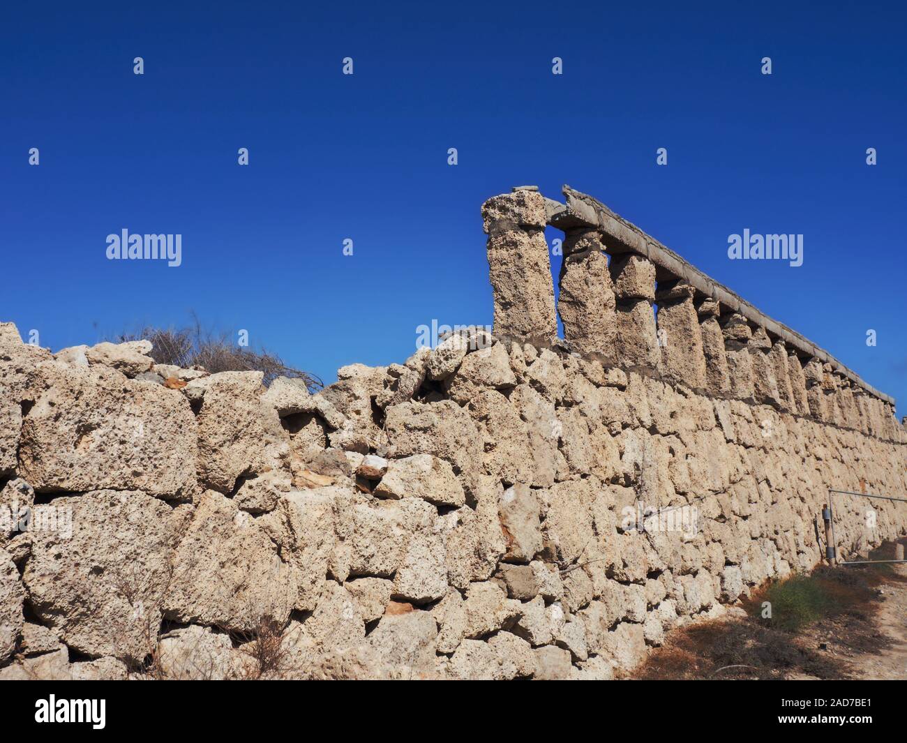 Une ancienne conduite d'eau de la main de pierre de tuf poreux, un aqueduc, sur l'île canarienne de Tenerife contre un ciel bleu foncé, Banque D'Images