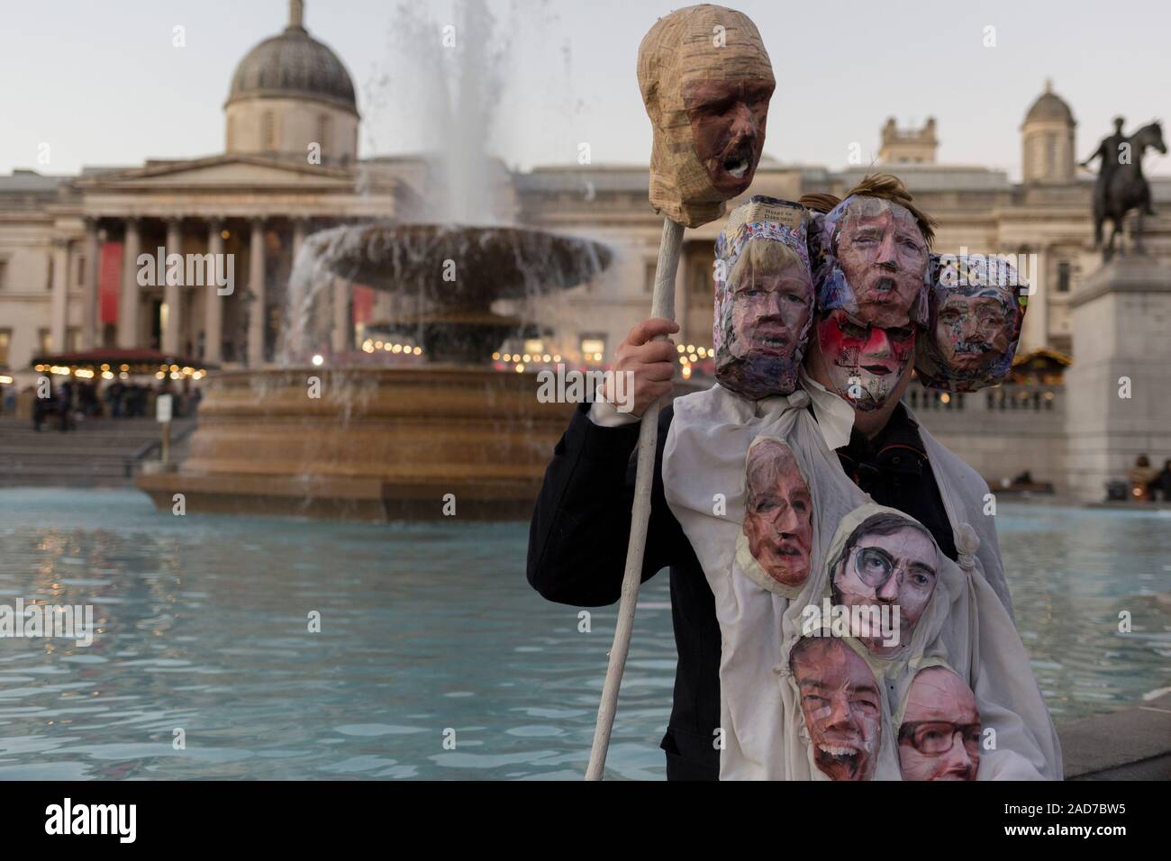 En tant que Président américain Donald Trump visite London pour le 75e anniversaire de l'OTAN, et une semaine avant l'UK's va aux urnes pour les élections générales, des manifestants anti-Trump se rassembler à Trafalgar Square avant de marcher vers le palais de Buckingham où la Reine s'explique par l'atout de l'hôte lors d'une réception tandis qu'il continue d'affirmer que le Nous n'est pas intéressée à une vente de la UK's NHS (National Health Service), le 3 décembre 2019, à Londres, en Angleterre. Banque D'Images