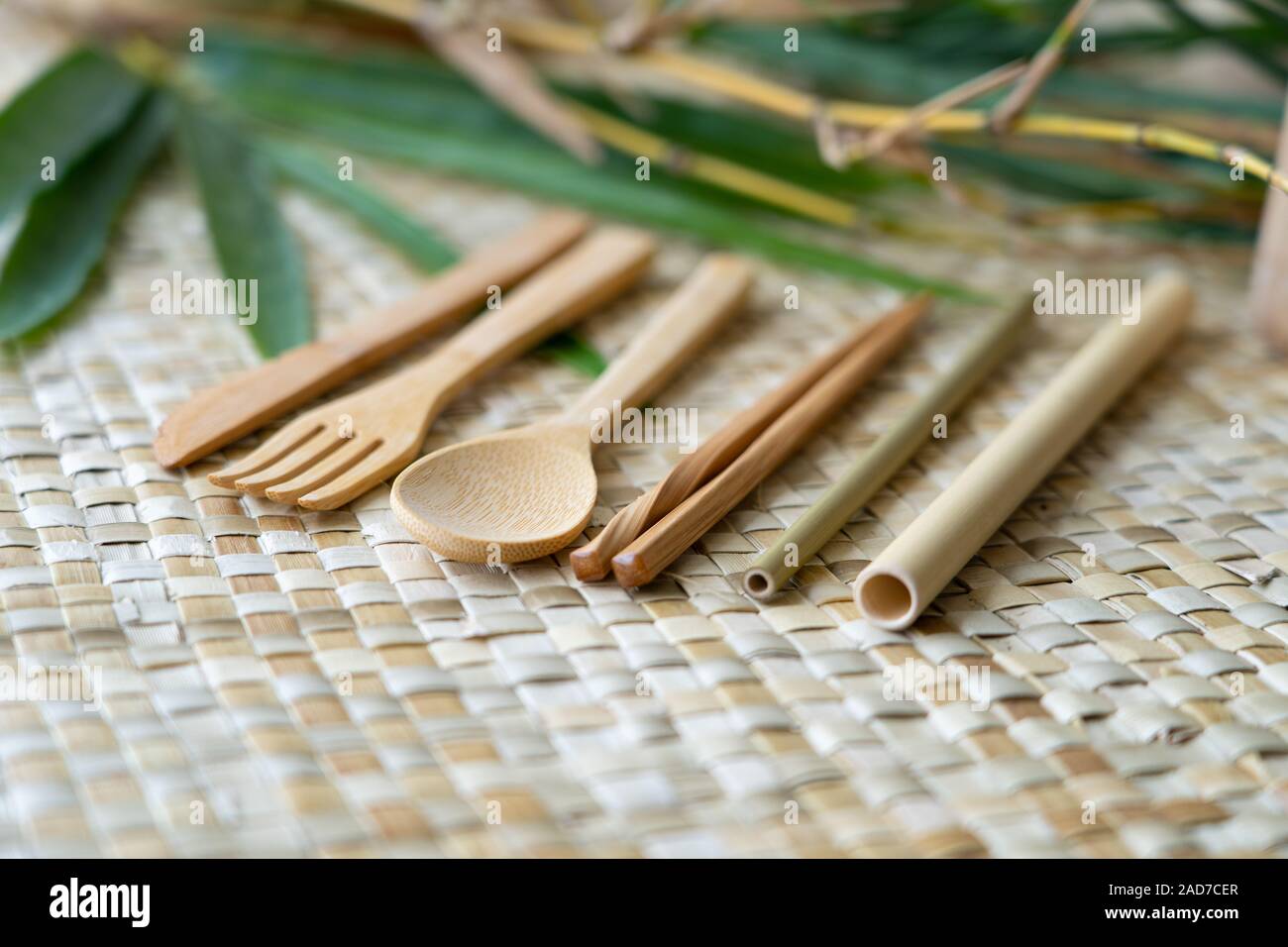 Un ensemble de couverts en bois biodégradables réalisés aux Philippines à partir de sources en bambou durable. Banque D'Images