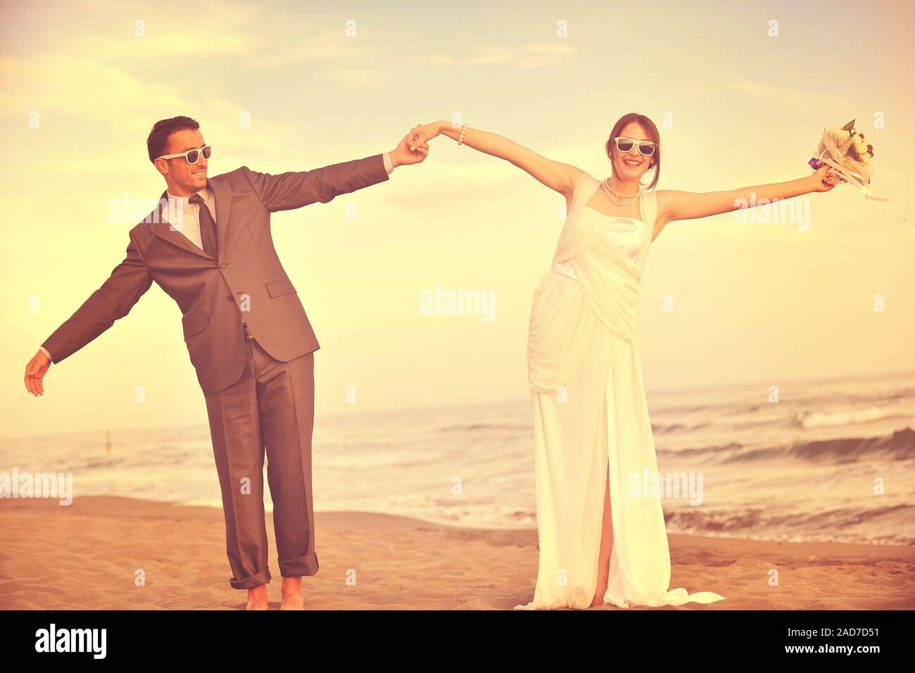 Mariage de plage romantique au coucher du soleil Banque D'Images