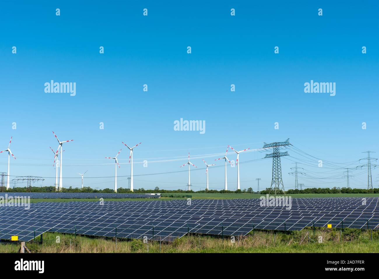 Les usines d'énergie renouvelable et les lignes d'alimentation vu en Allemagne Banque D'Images