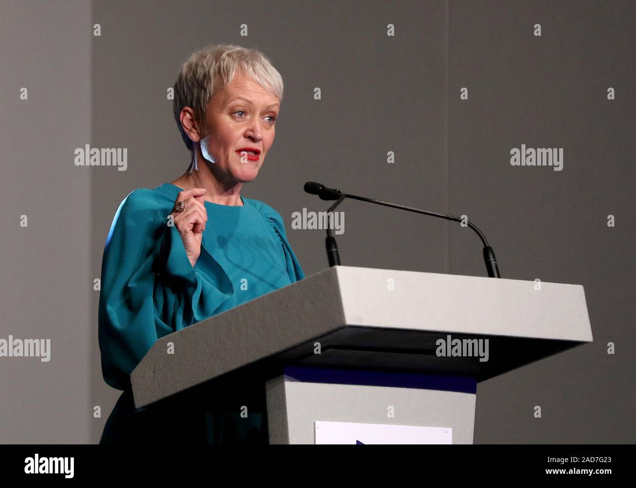 Maria Iain Balshaw, Directeur de la Tate musées et galeries d'art, fait un discours avant l'annonce de la 2019 les lauréats du Prix Turner à Dreamland Margate. Banque D'Images