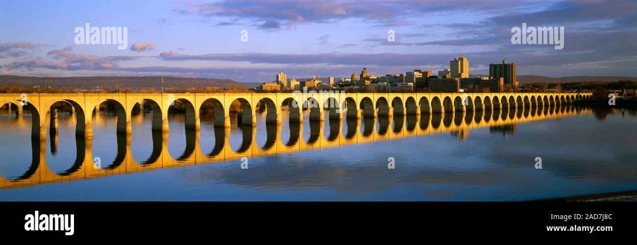 Rockville Bridge se reflétant dans la rivière Susquehanna, Harrisburg, Pennsylvanie, USA Banque D'Images