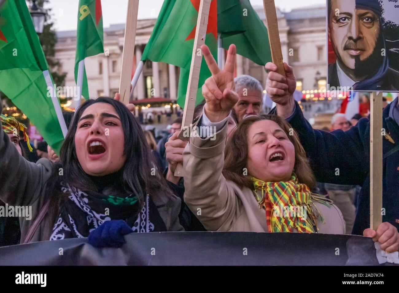 Londres, Royaume-Uni. 3e décembre 2019. Kjurds bruyamment protester contre l'invasion turque de Rojava. Une grande foule écouter des discours à Trafalgar Square pour protester contre la visite d'Atout à l'UK et de l'OTAN. Parmi eux se trouvaient ceux qui défendent la NHS contre la privatisation et d'ouverture à propos de sociétés médicales et médicaments à prix élevé, de kurdes protestant contre l'invasion d'Erdogan de régions Kurdes de Syrie, les manifestants contre l'emporte sur l'appui d'Israël contre les Palestiniens et contre sa promotion et soutien pour le coup d'État contre le gouvernement démocratiquement élu de Bolivie et les attaques contre les populations autochtones Banque D'Images