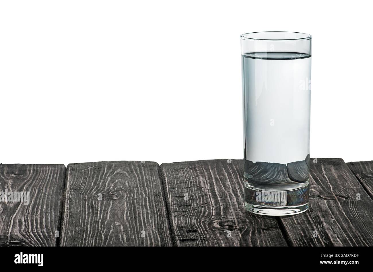 Seul verre d'eau sur la table en bois Banque D'Images