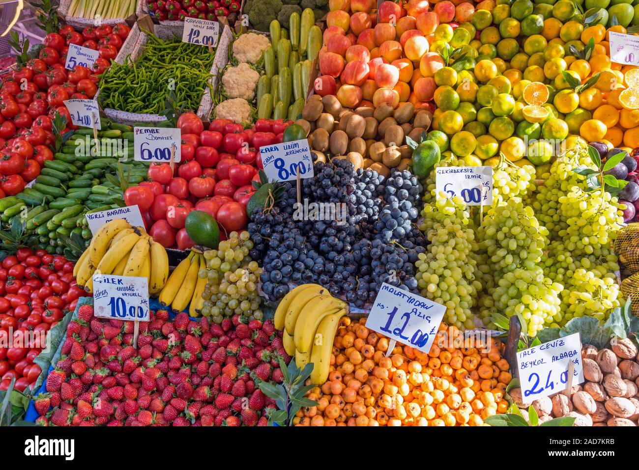 Des tas de fruits et légumes pour la vente à un marché à Istanbul, Turquie Banque D'Images