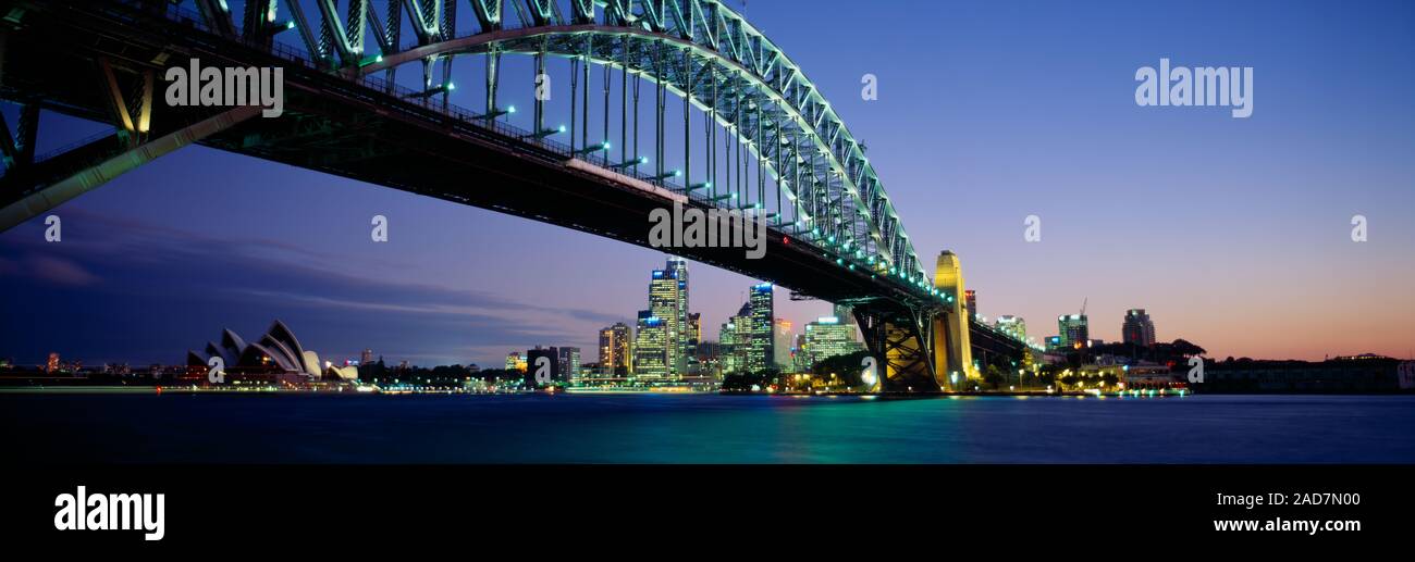 Low angle view of a bridge, Pont du Port de Sydney, Sydney, New South Wales, Australia Banque D'Images