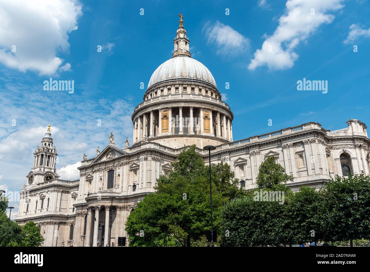 La célèbre Cathédrale St Paul à Londres lors d'une journée ensoleillée Banque D'Images