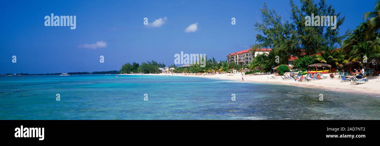 Grand Cayman, îles Caïmans, 7 Mile Beach, les touristes sur la plage Banque D'Images