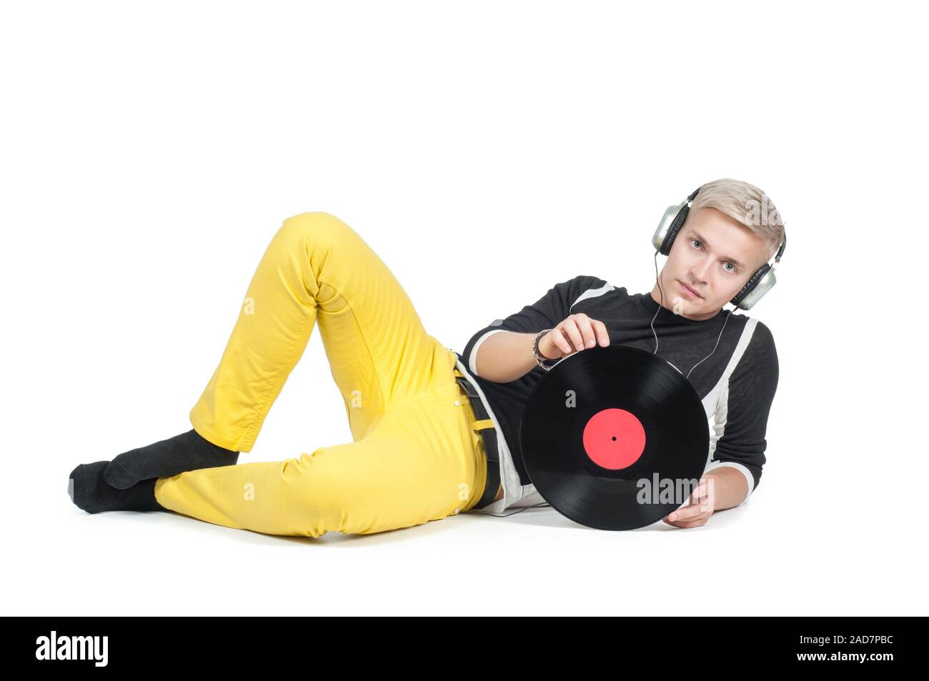 Jeune homme avec disque vinyle assis sur le plancher Banque D'Images