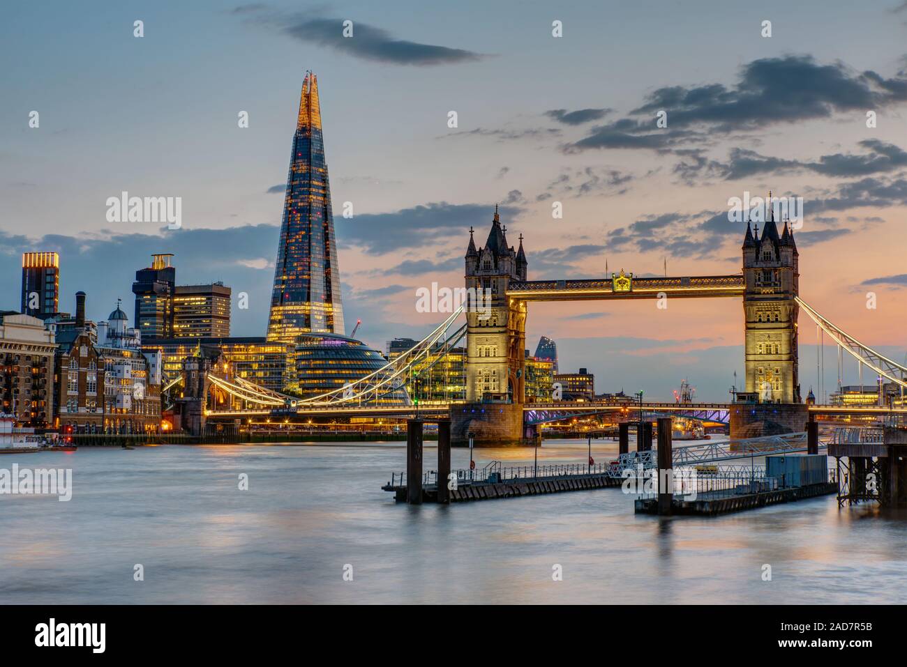 Le Tower Bridge à Londres après le coucher du soleil avec le fragment dans le dos Banque D'Images