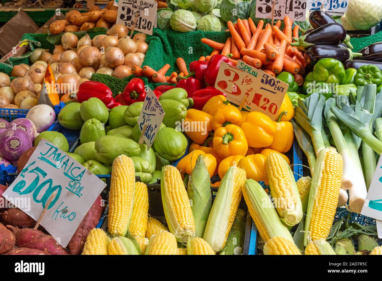 Le maïs, poivrons et autres légumes à la vente à un marché à Brixton, Londres Banque D'Images