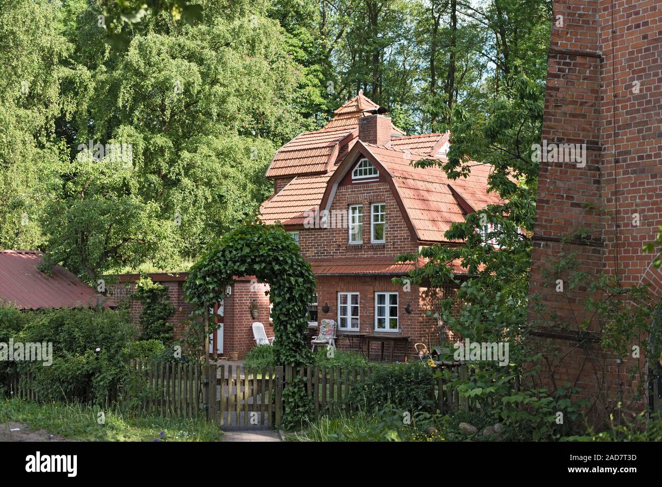 Gîte rural traditionnel en brique rouge dans le nord de Hambourg, Allemagne Banque D'Images