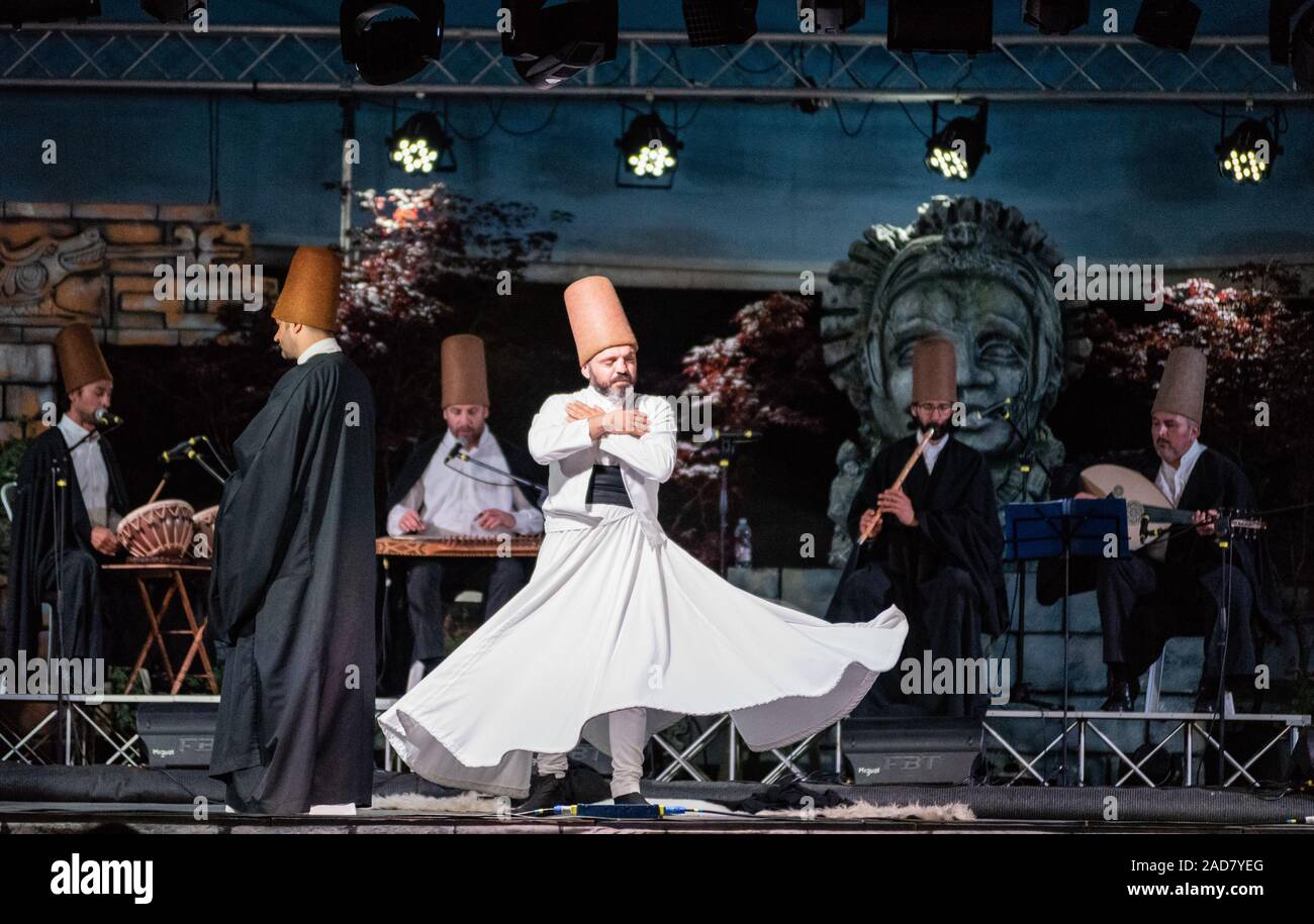 Le bain turc ou danseurs tourbillonnant tournoiement Soufi dancers performing des derviches tourneurs (Mevlevi) sema au festival LO SPIRITO DEL PIANETA Banque D'Images