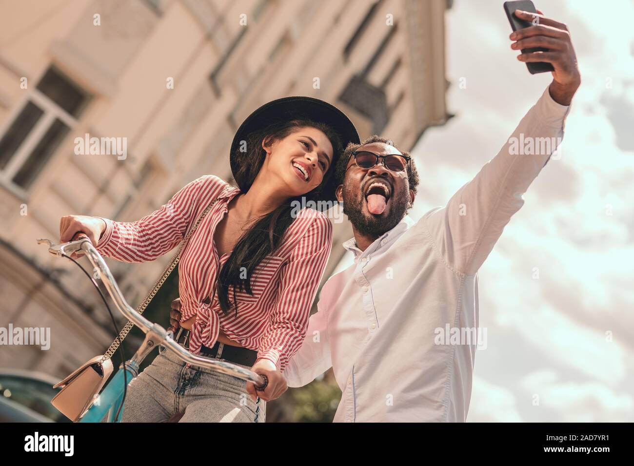 Montrant langue pour funny photo stock selfies Banque D'Images